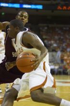 Guard Justin Mason, #24.  The longhorns defeated the Texas Southern University (TSU) Tigers 90-50 Saturday night.

Filename: SRM_20061128_1926564.jpg
Aperture: f/2.8
Shutter Speed: 1/640
Body: Canon EOS-1D Mark II
Lens: Canon EF 80-200mm f/2.8 L