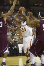 Guard Justin Mason, #24.  The longhorns defeated the Texas Southern University (TSU) Tigers 90-50 Saturday night.

Filename: SRM_20061128_2013167.jpg
Aperture: f/2.8
Shutter Speed: 1/640
Body: Canon EOS-1D Mark II
Lens: Canon EF 80-200mm f/2.8 L