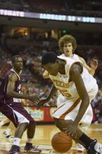 Guard/forward Kevin Durant, #35.  The longhorns defeated the Texas Southern University (TSU) Tigers 90-50 Tuesday night.

Filename: SRM_20061128_2021004.jpg
Aperture: f/2.8
Shutter Speed: 1/640
Body: Canon EOS-1D Mark II
Lens: Canon EF 80-200mm f/2.8 L