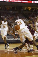 Forward Damion James, #5.  The longhorns defeated the Texas Southern University (TSU) Tigers 90-50 Tuesday night.

Filename: SRM_20061128_2023068.jpg
Aperture: f/2.8
Shutter Speed: 1/640
Body: Canon EOS-1D Mark II
Lens: Canon EF 80-200mm f/2.8 L