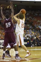 Matt Hill, #21.  The longhorns defeated the Texas Southern University (TSU) Tigers 90-50 Tuesday night.

Filename: SRM_20061128_2027068.jpg
Aperture: f/2.8
Shutter Speed: 1/640
Body: Canon EOS-1D Mark II
Lens: Canon EF 80-200mm f/2.8 L