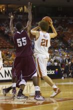 Matt Hill, #21.  The longhorns defeated the Texas Southern University (TSU) Tigers 90-50 Tuesday night.

Filename: SRM_20061128_2027089.jpg
Aperture: f/2.8
Shutter Speed: 1/640
Body: Canon EOS-1D Mark II
Lens: Canon EF 80-200mm f/2.8 L