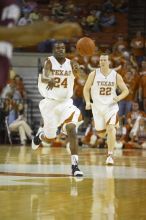 Guard Justin Mason, #24.  The longhorns defeated the Texas Southern University (TSU) Tigers 90-50 Saturday night.

Filename: SRM_20061128_2039440.jpg
Aperture: f/2.8
Shutter Speed: 1/640
Body: Canon EOS-1D Mark II
Lens: Canon EF 80-200mm f/2.8 L