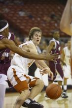 The longhorns defeated the Texas Southern University (TSU) Tigers 90-50 Tuesday night.

Filename: SRM_20061128_2046006.jpg
Aperture: f/2.8
Shutter Speed: 1/640
Body: Canon EOS-1D Mark II
Lens: Canon EF 80-200mm f/2.8 L