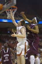The longhorns defeated the Texas Southern University (TSU) Tigers 90-50 Tuesday night.

Filename: SRM_20061128_2046069.jpg
Aperture: f/2.8
Shutter Speed: 1/640
Body: Canon EOS-1D Mark II
Lens: Canon EF 80-200mm f/2.8 L