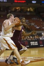 Forward Ian Mooney, #22.  The longhorns defeated the Texas Southern University (TSU) Tigers 90-50 Tuesday night.

Filename: SRM_20061128_2047305.jpg
Aperture: f/2.8
Shutter Speed: 1/640
Body: Canon EOS-1D Mark II
Lens: Canon EF 80-200mm f/2.8 L