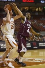 The longhorns defeated the Texas Southern University (TSU) Tigers 90-50 Tuesday night.

Filename: SRM_20061128_2047326.jpg
Aperture: f/2.8
Shutter Speed: 1/640
Body: Canon EOS-1D Mark II
Lens: Canon EF 80-200mm f/2.8 L