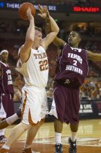 The longhorns defeated the Texas Southern University (TSU) Tigers 90-50 Tuesday night.

Filename: SRM_20061128_2047347.jpg
Aperture: f/2.8
Shutter Speed: 1/640
Body: Canon EOS-1D Mark II
Lens: Canon EF 80-200mm f/2.8 L