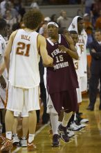 Matt Hill, #21.  The longhorns defeated the Texas Southern University (TSU) Tigers 90-50 Tuesday night.

Filename: SRM_20061128_2049482.jpg
Aperture: f/2.8
Shutter Speed: 1/640
Body: Canon EOS-1D Mark II
Lens: Canon EF 80-200mm f/2.8 L