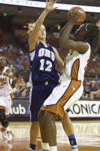 Forward Tiffany Jackson, #33.  The lady longhorns defeated the Oral Roberts University's (ORU) Golden Eagles 79-40 Saturday night.

Filename: SRM_20061125_1311242.jpg
Aperture: f/2.8
Shutter Speed: 1/400
Body: Canon EOS-1D Mark II
Lens: Canon EF 80-200mm f/2.8 L