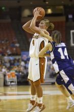 Guard Erika Arriaran, #4.  The lady longhorns defeated the Oral Roberts University's (ORU) Golden Eagles 79-40 Saturday night.

Filename: SRM_20061125_1338300.jpg
Aperture: f/2.8
Shutter Speed: 1/400
Body: Canon EOS-1D Mark II
Lens: Canon EF 80-200mm f/2.8 L