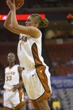 Guard Erika Arriaran, #4.  The lady longhorns defeated the Oral Roberts University's (ORU) Golden Eagles 79-40 Saturday night.

Filename: SRM_20061125_1343501.jpg
Aperture: f/2.8
Shutter Speed: 1/400
Body: Canon EOS-1D Mark II
Lens: Canon EF 80-200mm f/2.8 L