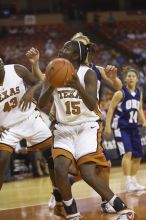 Guard and forward Gabriell Mattox, #15.  The lady longhorns defeated the Oral Roberts University's (ORU) Golden Eagles 79-40 Saturday night.

Filename: SRM_20061125_1403583.jpg
Aperture: f/2.8
Shutter Speed: 1/400
Body: Canon EOS-1D Mark II
Lens: Canon EF 80-200mm f/2.8 L