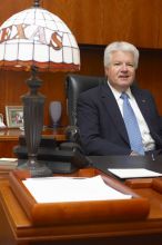 Portrait of UT Vice President and Chief Financial Officer Kevin Hegarty.

Filename: SRM_20061211_0907564.jpg
Aperture: f/6.3
Shutter Speed: 1/200
Body: Canon EOS-1D Mark II
Lens: Canon EF 50mm f/1.8 II