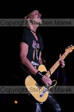 Fuel headlines at Sting Break 2004.
Filename: img_4806_std.jpg
Aperture: f/2.8
Shutter Speed: 1/200
Body: Canon EOS DIGITAL REBEL
Lens: Canon EF 80-200mm f/2.8 L