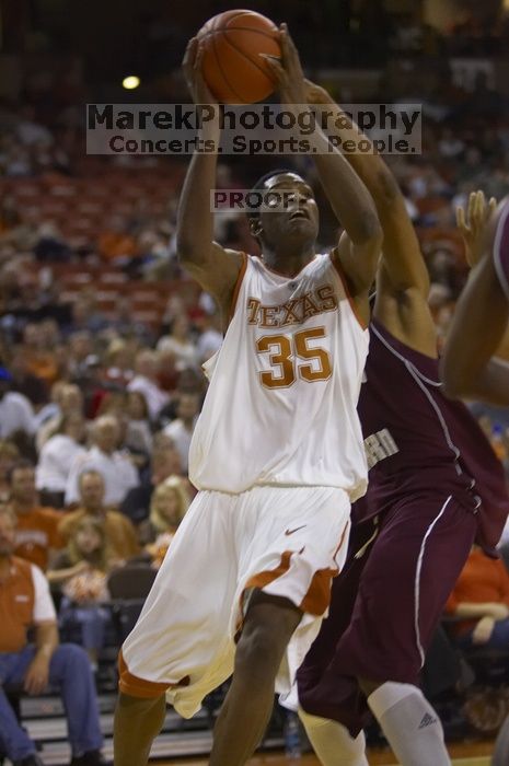 Guard/forward Kevin Durant, #35.  The longhorns defeated the Texas Southern University (TSU) Tigers 90-50 Tuesday night.

Filename: SRM_20061128_1928506.jpg
Aperture: f/2.8
Shutter Speed: 1/640
Body: Canon EOS-1D Mark II
Lens: Canon EF 80-200mm f/2.8 L