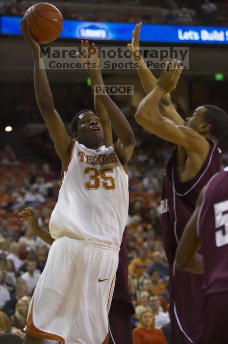 Guard/forward Kevin Durant, #35.  The longhorns defeated the Texas Southern University (TSU) Tigers 90-50 Tuesday night.

Filename: SRM_20061128_1928527.jpg
Aperture: f/2.8
Shutter Speed: 1/640
Body: Canon EOS-1D Mark II
Lens: Canon EF 80-200mm f/2.8 L
