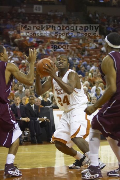 The longhorns defeated the Texas Southern University (TSU) Tigers 90-50 Tuesday night.

Filename: SRM_20061128_2013146.jpg
Aperture: f/2.8
Shutter Speed: 1/640
Body: Canon EOS-1D Mark II
Lens: Canon EF 80-200mm f/2.8 L