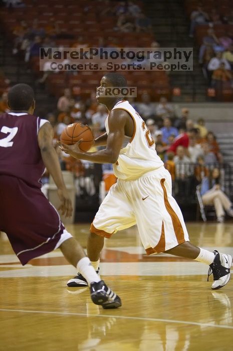 Guard Justin Mason, #24.  The longhorns defeated the Texas Southern University (TSU) Tigers 90-50 Saturday night.

Filename: SRM_20061128_2039482.jpg
Aperture: f/2.8
Shutter Speed: 1/640
Body: Canon EOS-1D Mark II
Lens: Canon EF 80-200mm f/2.8 L