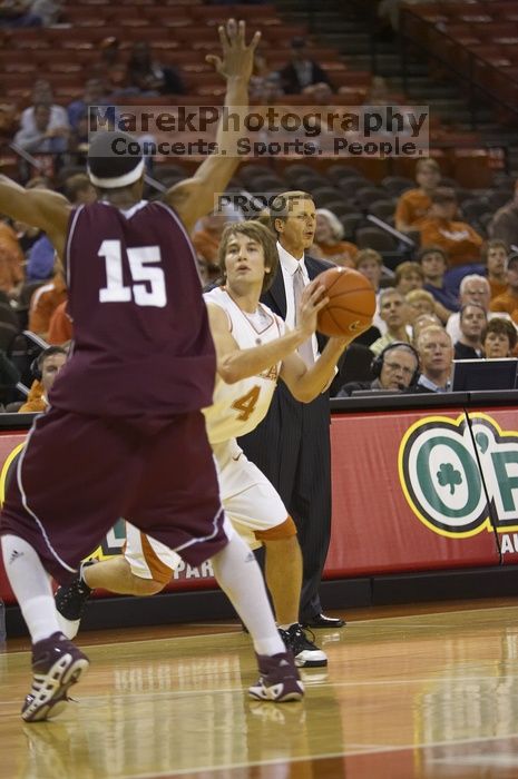 The longhorns defeated the Texas Southern University (TSU) Tigers 90-50 Tuesday night.

Filename: SRM_20061128_2043185.jpg
Aperture: f/2.8
Shutter Speed: 1/640
Body: Canon EOS-1D Mark II
Lens: Canon EF 80-200mm f/2.8 L