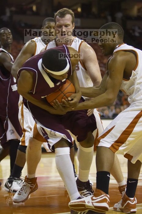 The longhorns defeated the Texas Southern University (TSU) Tigers 90-50 Tuesday night.

Filename: SRM_20061128_2046206.jpg
Aperture: f/2.8
Shutter Speed: 1/640
Body: Canon EOS-1D Mark II
Lens: Canon EF 80-200mm f/2.8 L