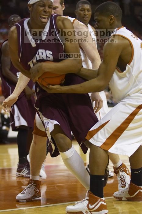 The longhorns defeated the Texas Southern University (TSU) Tigers 90-50 Tuesday night.

Filename: SRM_20061128_2046227.jpg
Aperture: f/2.8
Shutter Speed: 1/640
Body: Canon EOS-1D Mark II
Lens: Canon EF 80-200mm f/2.8 L