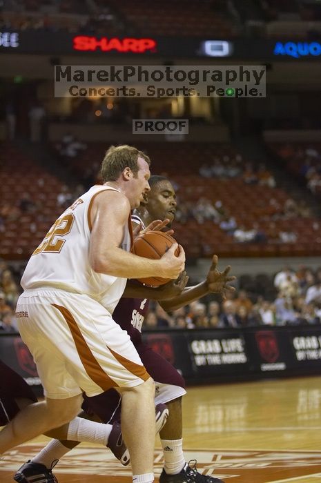 The longhorns defeated the Texas Southern University (TSU) Tigers 90-50 Tuesday night.

Filename: SRM_20061128_2047284.jpg
Aperture: f/2.8
Shutter Speed: 1/640
Body: Canon EOS-1D Mark II
Lens: Canon EF 80-200mm f/2.8 L