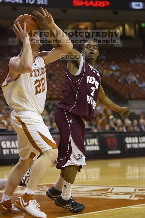 The longhorns defeated the Texas Southern University (TSU) Tigers 90-50 Tuesday night.

Filename: SRM_20061128_2047326.jpg
Aperture: f/2.8
Shutter Speed: 1/640
Body: Canon EOS-1D Mark II
Lens: Canon EF 80-200mm f/2.8 L