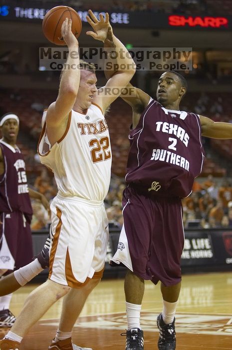 The longhorns defeated the Texas Southern University (TSU) Tigers 90-50 Tuesday night.

Filename: SRM_20061128_2047347.jpg
Aperture: f/2.8
Shutter Speed: 1/640
Body: Canon EOS-1D Mark II
Lens: Canon EF 80-200mm f/2.8 L