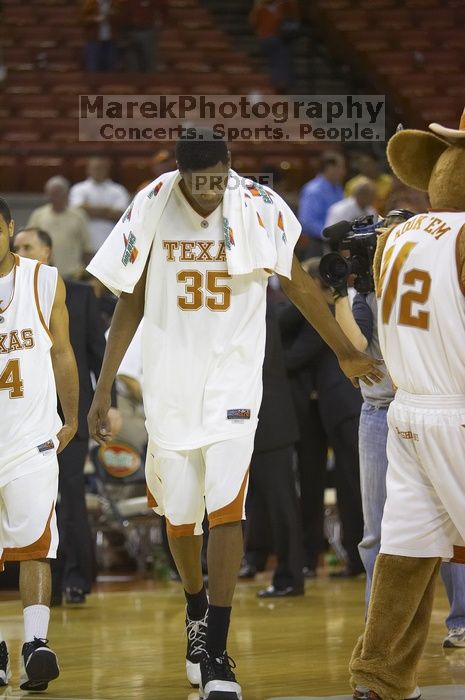Guard/forward Kevin Durant, #35.  The longhorns defeated the Texas Southern University (TSU) Tigers 90-50 Tuesday night.

Filename: SRM_20061128_2050465.jpg
Aperture: f/2.8
Shutter Speed: 1/640
Body: Canon EOS-1D Mark II
Lens: Canon EF 80-200mm f/2.8 L
