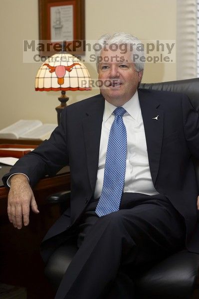 Portrait of UT Vice President and Chief Financial Officer Kevin Hegarty.

Filename: SRM_20061211_0902047.jpg
Aperture: f/3.5
Shutter Speed: 1/200
Body: Canon EOS-1D Mark II
Lens: Canon EF 50mm f/1.8 II
