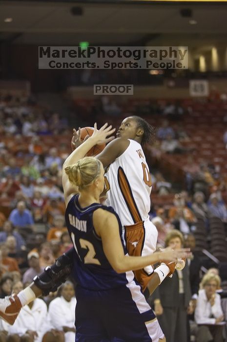 Earnesia Williams, #00.  The lady longhorns defeated the Oral Roberts University's (ORU) Golden Eagles 79-40 Saturday night.

Filename: SRM_20061125_1309243.jpg
Aperture: f/2.8
Shutter Speed: 1/400
Body: Canon EOS-1D Mark II
Lens: Canon EF 80-200mm f/2.8 L