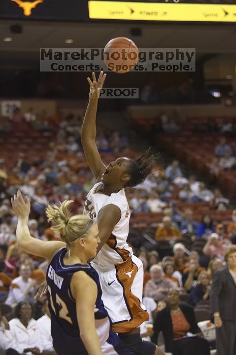 Earnesia Williams, #00.  The lady longhorns defeated the Oral Roberts University's (ORU) Golden Eagles 79-40 Saturday night.

Filename: SRM_20061125_1309285.jpg
Aperture: f/2.8
Shutter Speed: 1/400
Body: Canon EOS-1D Mark II
Lens: Canon EF 80-200mm f/2.8 L