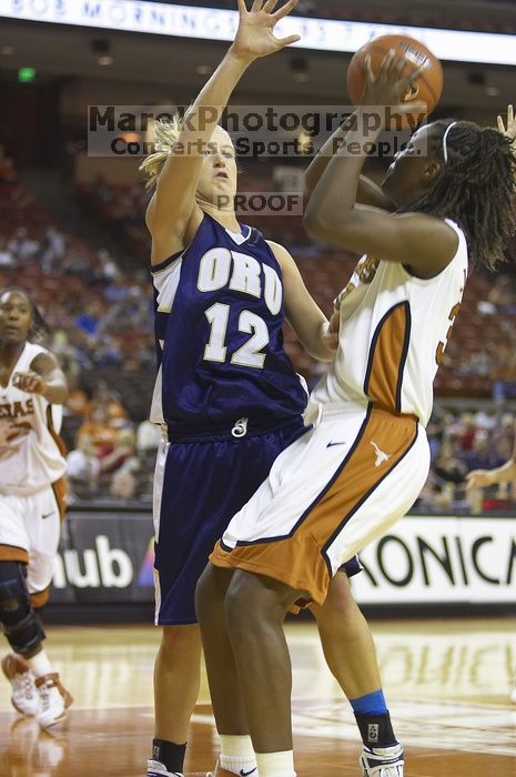 Forward Tiffany Jackson, #33.  The lady longhorns defeated the Oral Roberts University's (ORU) Golden Eagles 79-40 Saturday night.

Filename: SRM_20061125_1311242.jpg
Aperture: f/2.8
Shutter Speed: 1/400
Body: Canon EOS-1D Mark II
Lens: Canon EF 80-200mm f/2.8 L