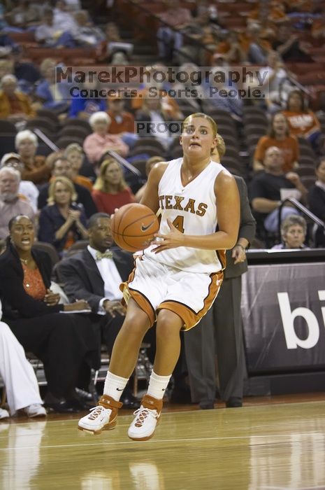 Guard Erika Arriaran, #4.  The lady longhorns defeated the Oral Roberts University's (ORU) Golden Eagles 79-40 Saturday night.

Filename: SRM_20061125_1312420.jpg
Aperture: f/2.8
Shutter Speed: 1/400
Body: Canon EOS-1D Mark II
Lens: Canon EF 80-200mm f/2.8 L