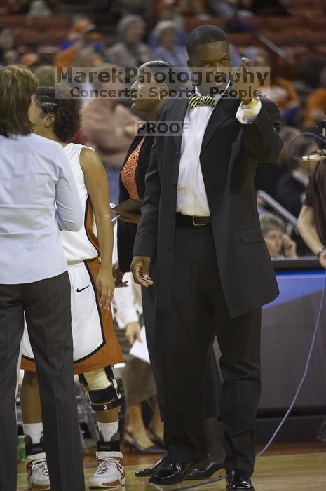 The lady longhorns defeated the Oral Roberts University's (ORU) Golden Eagles 79-40 Saturday night.

Filename: SRM_20061125_1314484.jpg
Aperture: f/2.8
Shutter Speed: 1/400
Body: Canon EOS-1D Mark II
Lens: Canon EF 80-200mm f/2.8 L