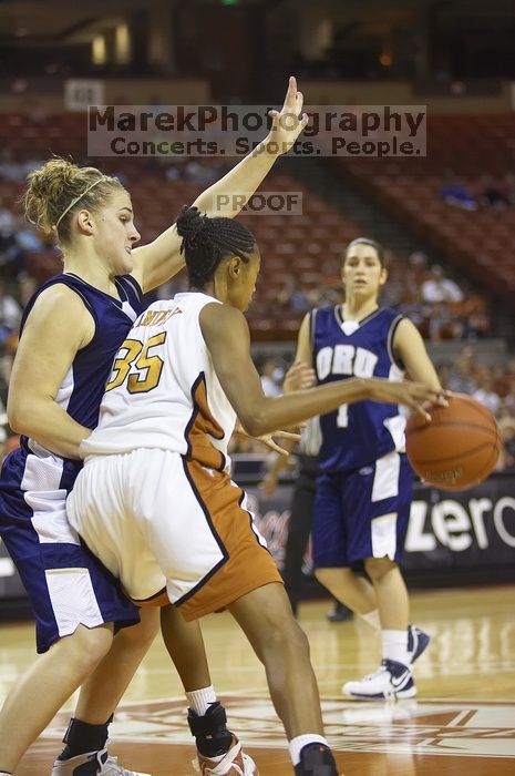 Forward Ashley Lindsey, #35.  The lady longhorns defeated the Oral Roberts University's (ORU) Golden Eagles 79-40 Saturday night.

Filename: SRM_20061125_1357060.jpg
Aperture: f/2.8
Shutter Speed: 1/400
Body: Canon EOS-1D Mark II
Lens: Canon EF 80-200mm f/2.8 L