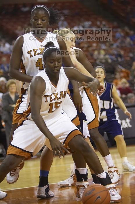 Guard and forward Gabriell Mattox, #15.  The lady longhorns defeated the Oral Roberts University's (ORU) Golden Eagles 79-40 Saturday night.

Filename: SRM_20061125_1403541.jpg
Aperture: f/2.8
Shutter Speed: 1/400
Body: Canon EOS-1D Mark II
Lens: Canon EF 80-200mm f/2.8 L