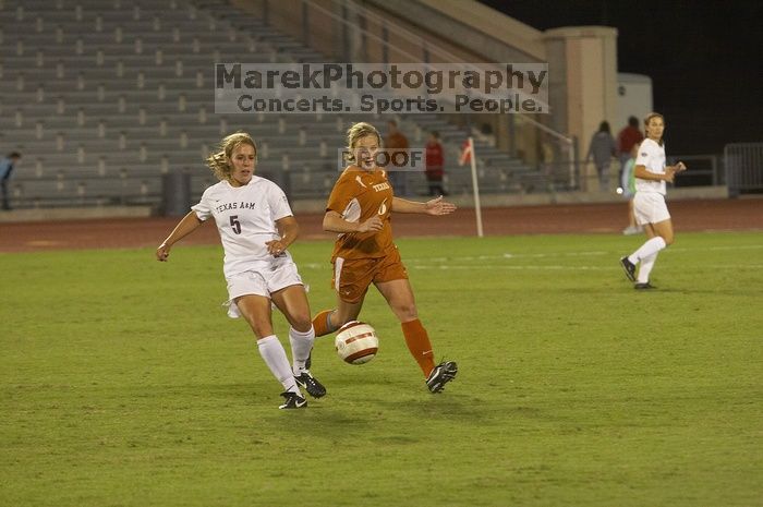 Greta Carter, #6.  The lady longhorns beat Texas A&M 1-0 in soccer Friday night.

Filename: SRM_20061027_1940447.jpg
Aperture: f/4.0
Shutter Speed: 1/640
Body: Canon EOS 20D
Lens: Canon EF 80-200mm f/2.8 L