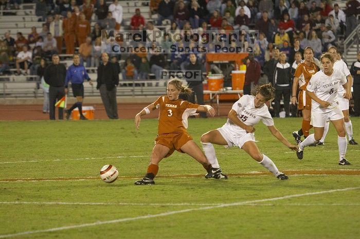 Carrie Schmit, #3.  The lady longhorns beat Texas A&M 1-0 in soccer Friday night.

Filename: SRM_20061027_2055321.jpg
Aperture: f/3.5
Shutter Speed: 1/800
Body: Canon EOS 20D
Lens: Canon EF 80-200mm f/2.8 L