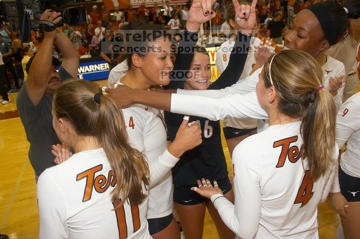 The Longhorns defeated the Huskers 3-0 on Wednesday night, October 24, 2007 at Gregory Gym.

Filename: SRM_20071024_2017046.jpg
Aperture: f/5.6
Shutter Speed: 1/100
Body: Canon EOS 20D
Lens: Canon EF-S 18-55mm f/3.5-5.6