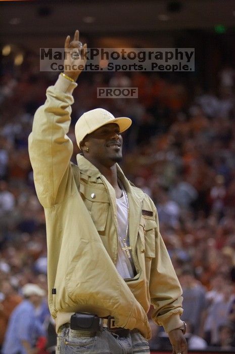 Aaron Ross of the New York Giants.  The University of Texas (UT) Longhorns defeated the University of Kansas Jayhawks 72-69 in Austin, Texas on Monday, February 11, 2008.

Filename: SRM_20080211_2020124.jpg
Aperture: f/2.8
Shutter Speed: 1/640
Body: Canon EOS-1D Mark II
Lens: Canon EF 80-200mm f/2.8 L