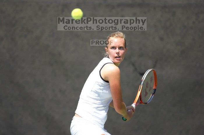 Fifth singles UT freshman Caroline Larsson defeated CSUS sophomore Aileen Tsan 6-2, 6-4.  The University of Texas defeated Sacramento State on Saturday, March 22, 2008.

Filename: SRM_20080322_1259145.jpg
Aperture: f/2.8
Shutter Speed: 1/2500
Body: Canon EOS-1D Mark II
Lens: Canon EF 300mm f/2.8 L IS