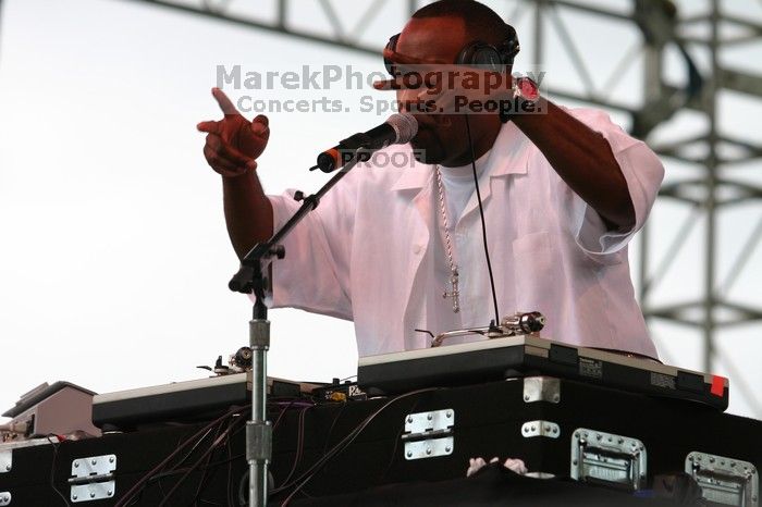 Cee Lo performs on the third day of Music Midtown, 2004.

Filename: IMG_6957.jpg
Aperture: f/4.5
Shutter Speed: 1/320
Body: Canon EOS DIGITAL REBEL
Lens: Canon EF 80-200mm f/2.8 L