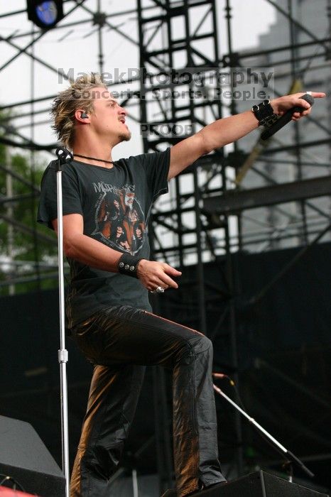 Fuel performs on the 99X stage on the third day of Music Midtown, 2004.

Filename: IMG_7144.jpg
Aperture: f/4.0
Shutter Speed: 1/320
Body: Canon EOS DIGITAL REBEL
Lens: Canon EF 80-200mm f/2.8 L