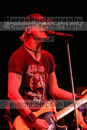 Fuel headlines at Sting Break 2004.

Filename: img_4755_std.jpg
Aperture: f/3.2
Shutter Speed: 1/160
Body: Canon EOS DIGITAL REBEL
Lens: Canon EF 80-200mm f/2.8 L