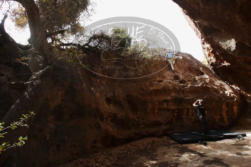 Bouldering in Hueco Tanks on 04/05/2019 with Blue Lizard Climbing and Yoga

Filename: SRM_20190405_1121480.jpg
Aperture: f/5.6
Shutter Speed: 1/320
Body: Canon EOS-1D Mark II
Lens: Canon EF 16-35mm f/2.8 L