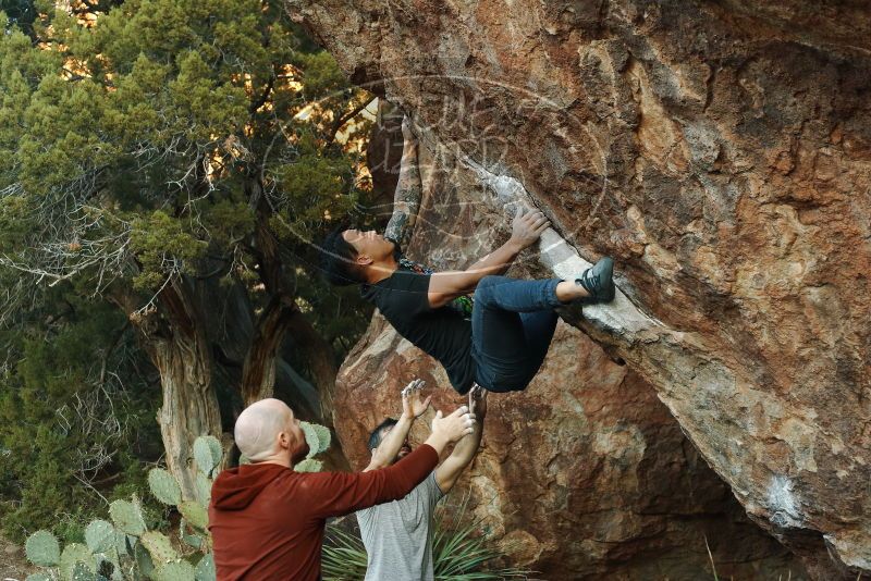 Bouldering in Hueco Tanks on 11/18/2019 with Blue Lizard Climbing and Yoga
Filename: SRM_20191118_1758320.jpg
Aperture: f/4.0
Shutter Speed: 1/250
Body: Canon EOS-1D Mark II
Lens: Canon EF 50mm f/1.8 II