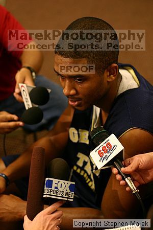 

Filename: img_3228_std.jpg
Aperture: f/2.5
Shutter Speed: 1/80
Body: Canon EOS DIGITAL REBEL
Lens: Canon EF 50mm f/1.8 II