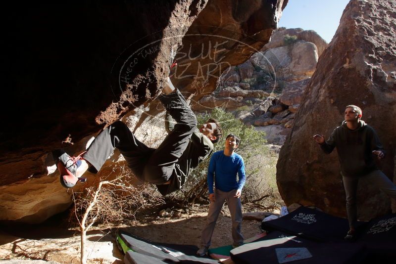 Bouldering in Hueco Tanks on 12/15/2019 with Blue Lizard Climbing and Yoga
Filename: SRM_20191215_1507220.jpg
Aperture: f/6.3
Shutter Speed: 1/400
Body: Canon EOS-1D Mark II
Lens: Canon EF 16-35mm f/2.8 L